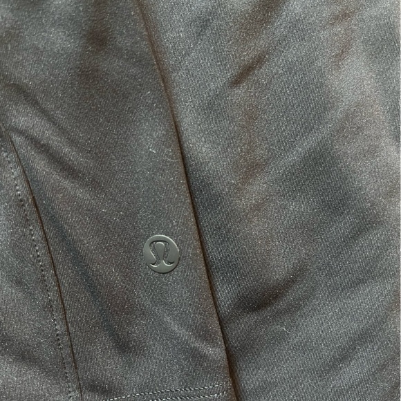 LULULEMON On the Fly Mid-Rise Short 2.5" like NEW - Picture 3 of 3